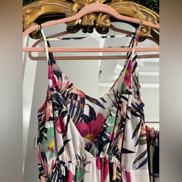 Fun and flirty floral print H&M maxi dress. Size 4 - Picture 3 of 3